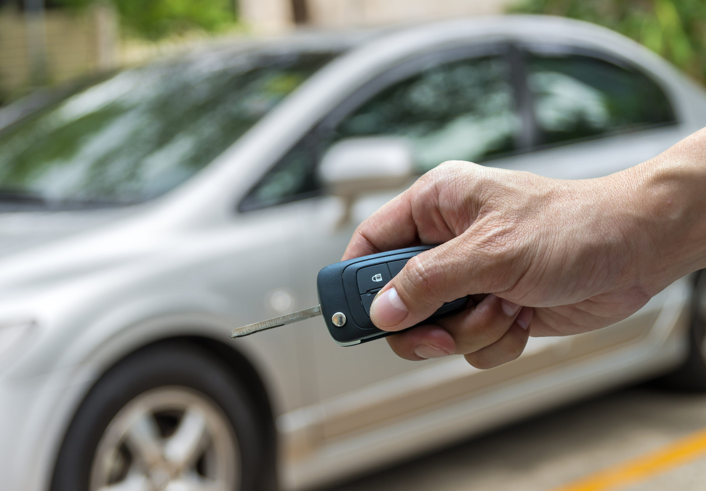 Собственность автомобиль. Автоэксперт. Hand and car Key. Кореец держит ключи о машины. The Key is Pressed into the car.