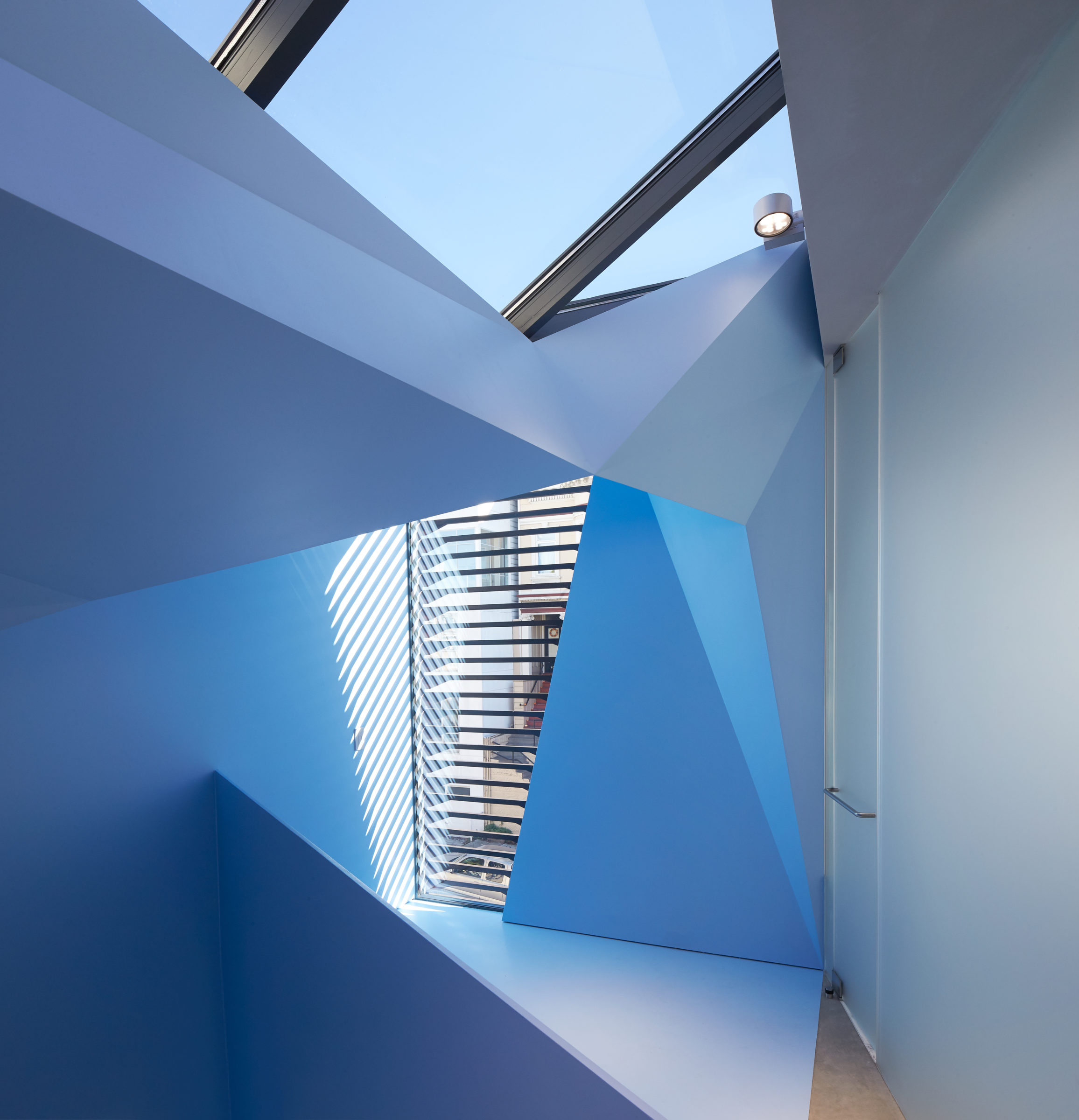 OPA's unique home hides a beautiful blue interior OPA 412 Lombard St San Fransisco ©HuftonCrow 031