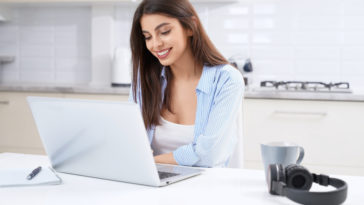 smiling woman working or studying at home DWYXS2Y
