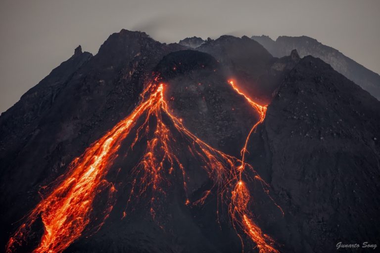 Photographer Captures Rare Eruption Moment Of Mount Merapi | FREEYORK