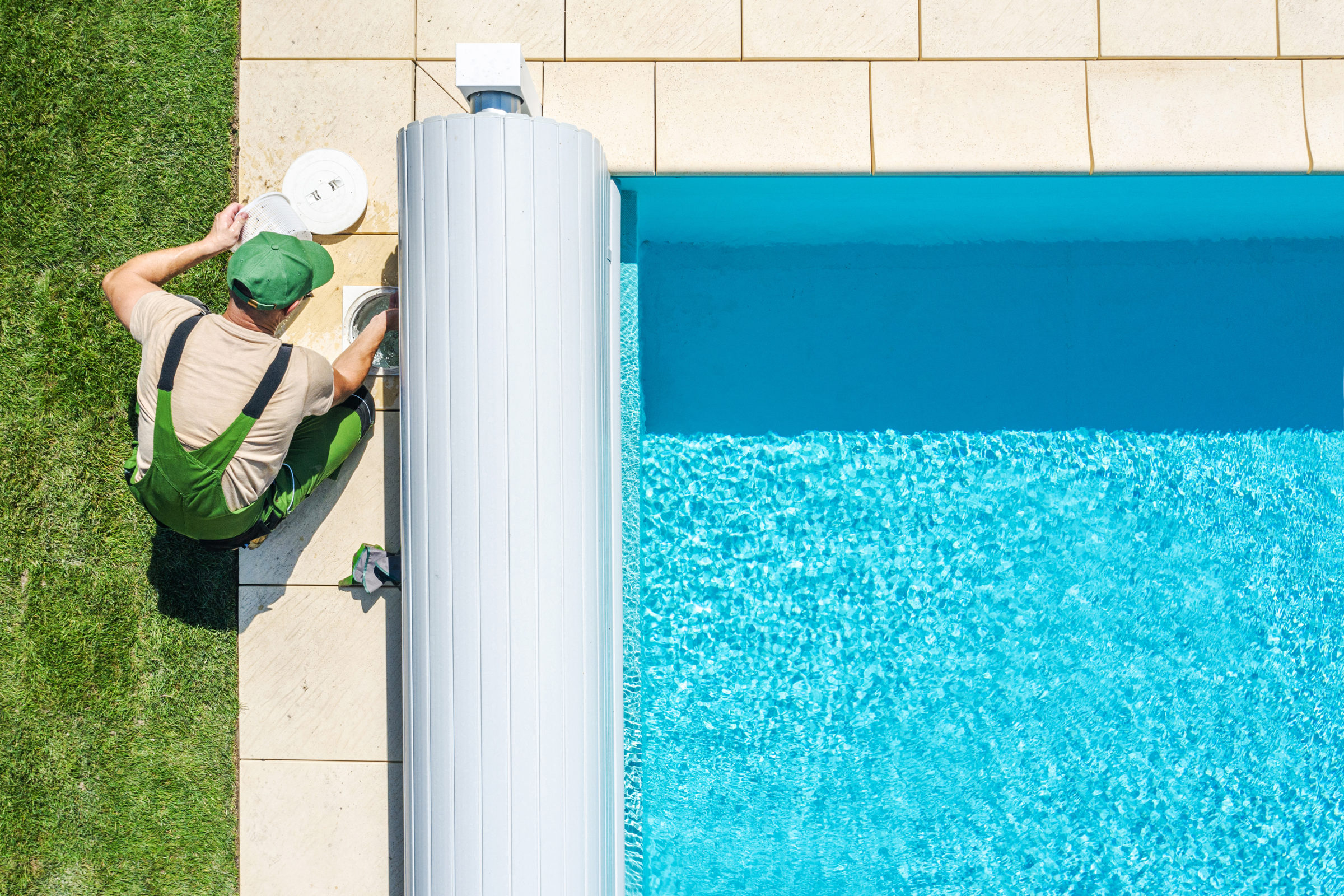 Хлорированная вода в бассейне. Чистка бассейна. Клининг бассейнов. Pool service clean Filter. Чистка бассейнов фото с девушкой.