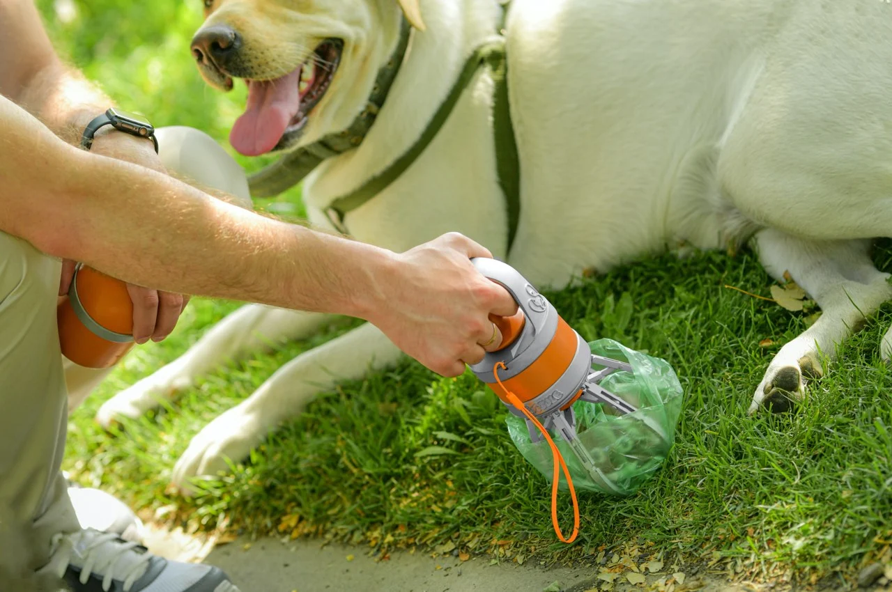 non touch portable device to clean up dog poop