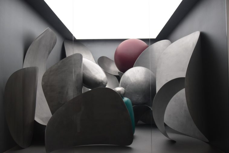 Biennale black and gray round cushion