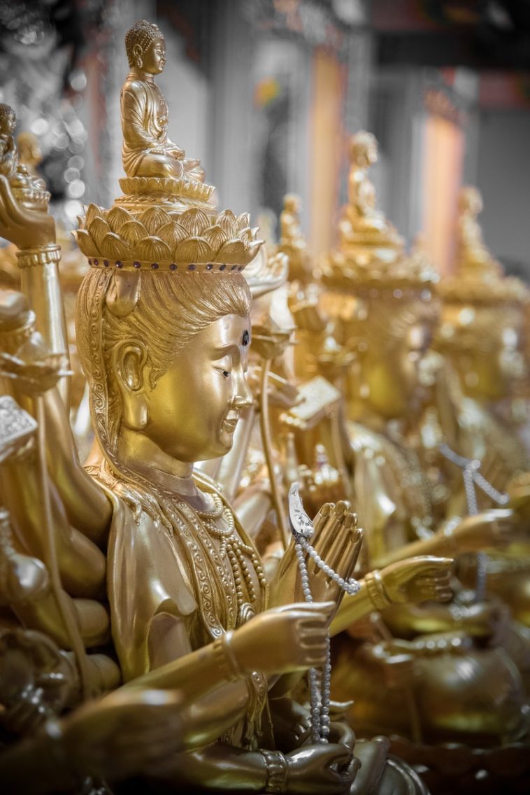several golden buddha figurines lining up