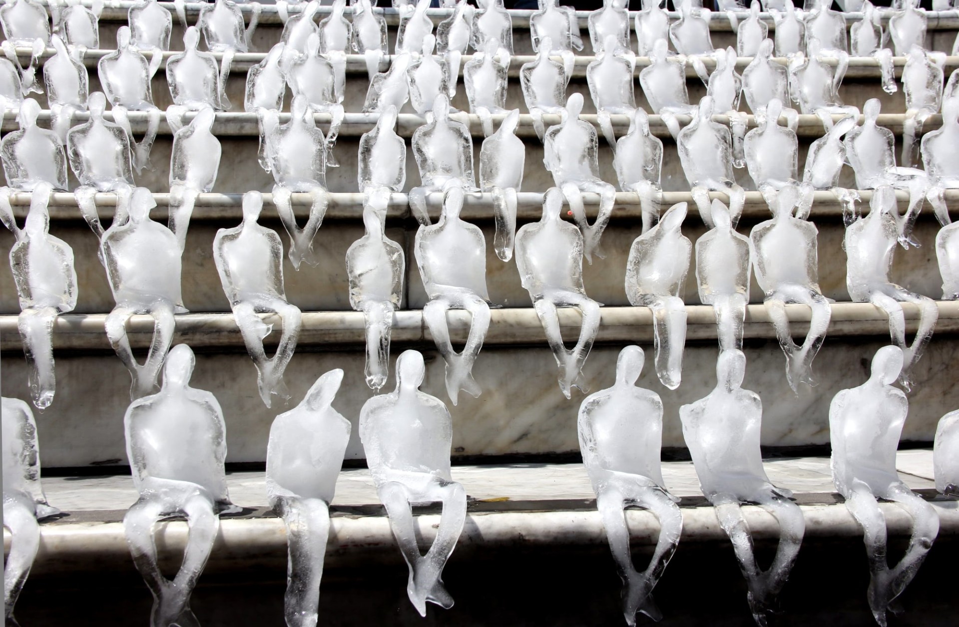 Человек растаял. Неле Азеведо. Тающие человечки инсталляция. Ледяные статуи nele Azevedo. Город со скульптурами фигурами людей.