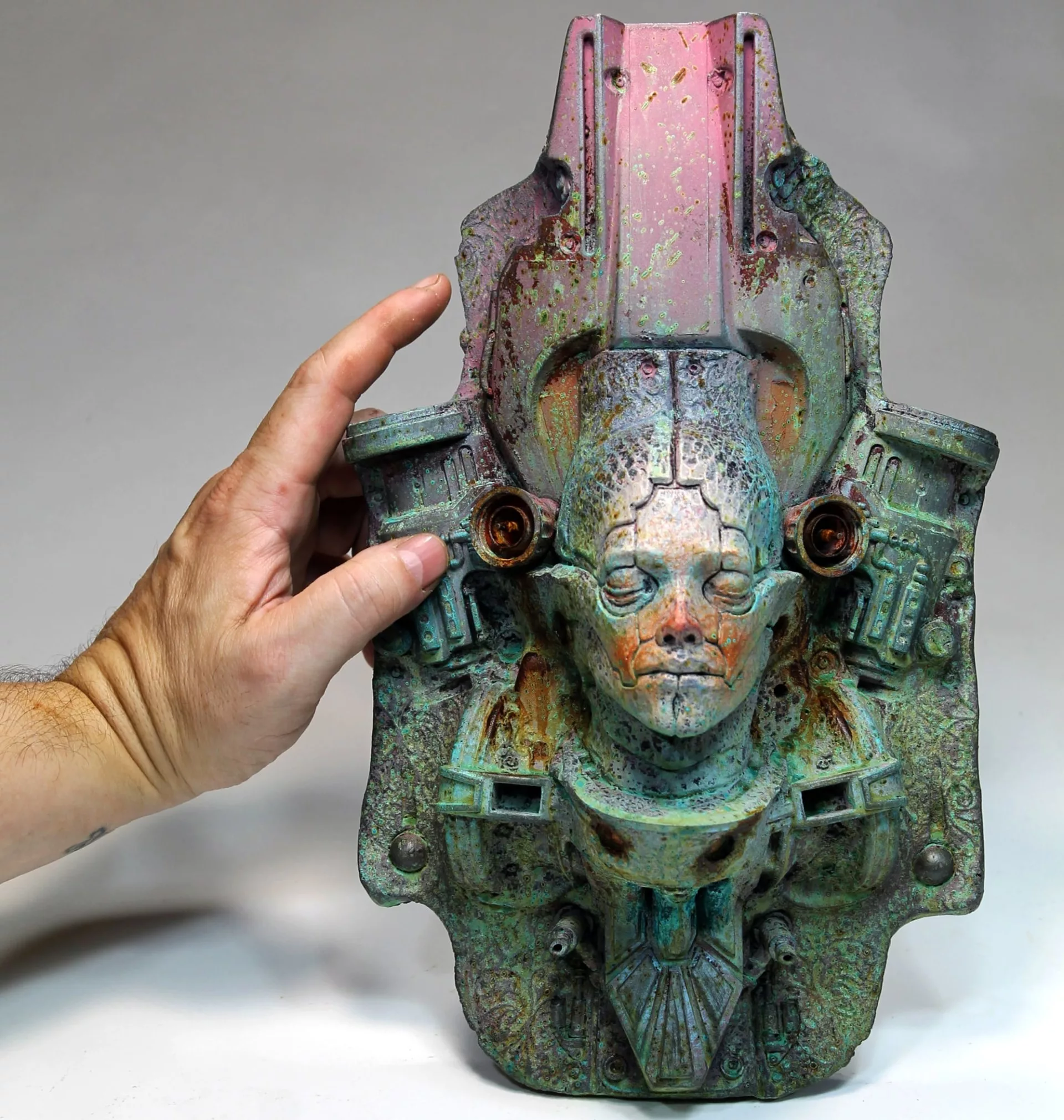 A Timelapse of “Naar Keizar,” a Steampunk Bust by Tomàs Barceló
