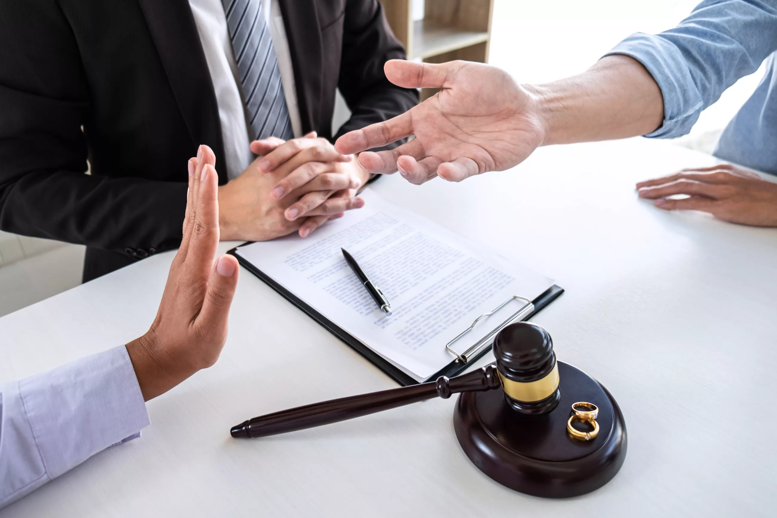 Tangled Relationships: Navigating Divorce and Family Law with the Help of a Lawyer