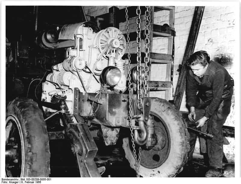 Bundesarchiv Bild 183 E0208 0005 001 Reparatur eines Traktors 2018030113 5a97fb83156b7