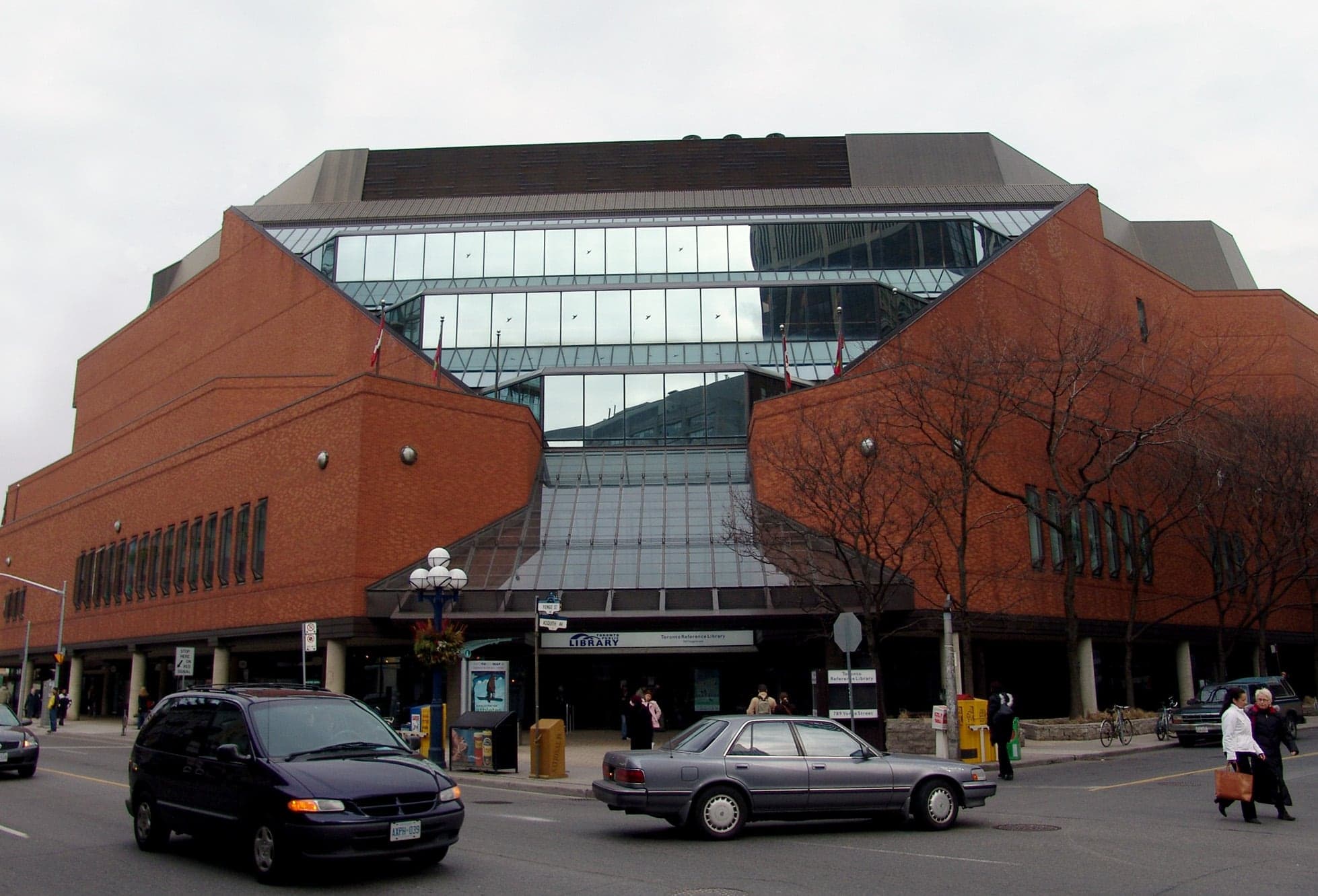 Public library Toronto Reference Library exterior 2017031723 58cc73059bc6f